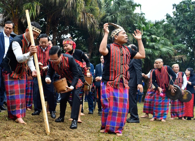 Chủ tịch nước dự lễ Trỉa lúa, hòa vào điệu xòe Thái trong Ngày hội sắc Xuân - 5