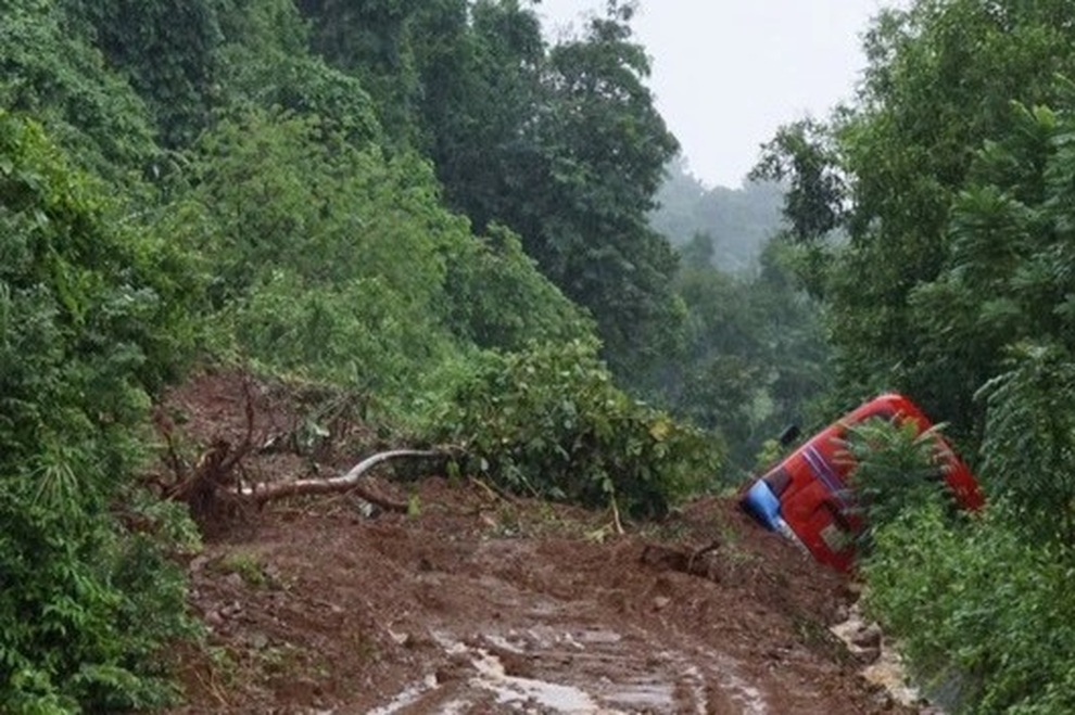 Đất đá trên núi bất ngờ đổ ập xuống đường, 3 người đi ô tô thoát nạn - 1 Đất đá trên núi bất ngờ đổ ập xuống đường, 3 người đi ô tô thoát nạn - 1