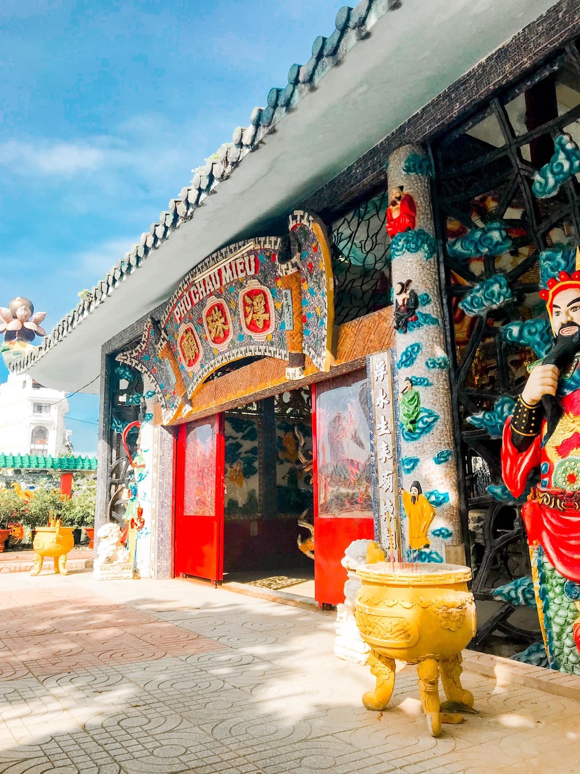 Ngôi miếu 300 năm lênh đênh giữa sông Sài Gòn, khách xếp hàng chờ đò đi tìm lịch sử kì bí - 7 Ngôi miếu 300 năm lênh đênh giữa sông Sài Gòn, khách xếp hàng chờ đò đi tìm lịch sử kì bí - 7