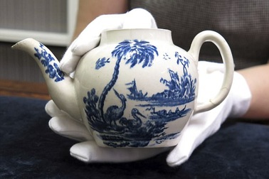 Kinh ngạc chiếc bình trà cũ kỹ đột ngột tăng giá… 40.000 lần