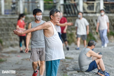 Dân thản nhiên tụ tập thể dục, "cần thủ" thảnh thơi câu cá ở hồ Hoàng Cầu