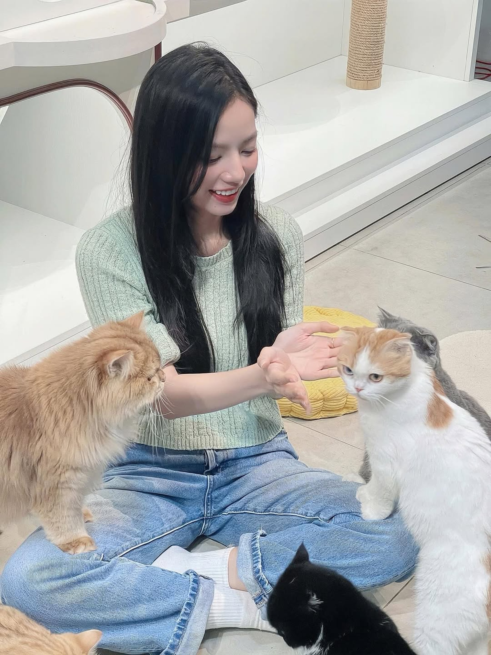 Bóng hồng duy nhất phim Mưa đỏ: Từng thi hoa hậu, đời thường gợi cảm - 13 Bóng hồng duy nhất phim Mưa đỏ: Từng thi hoa hậu, đời thường gợi cảm - 13