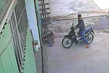 Hà Nội: Video phá khoá trộm xe máy trước cổng công ty thép