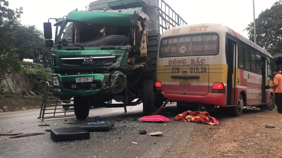 Xe buýt nát bét sau va chạm, nhiều người bị thương - 2 Xe buýt nát bét sau va chạm, nhiều người bị thương - 2