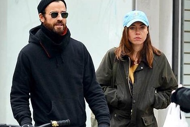 Chồng cũ Jennifer Aniston có bạn gái mới?