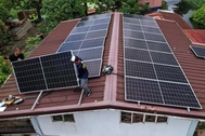Hóa đơn điện tăng vọt, người Philippines đổ xô lắp năng lượng mặt trời