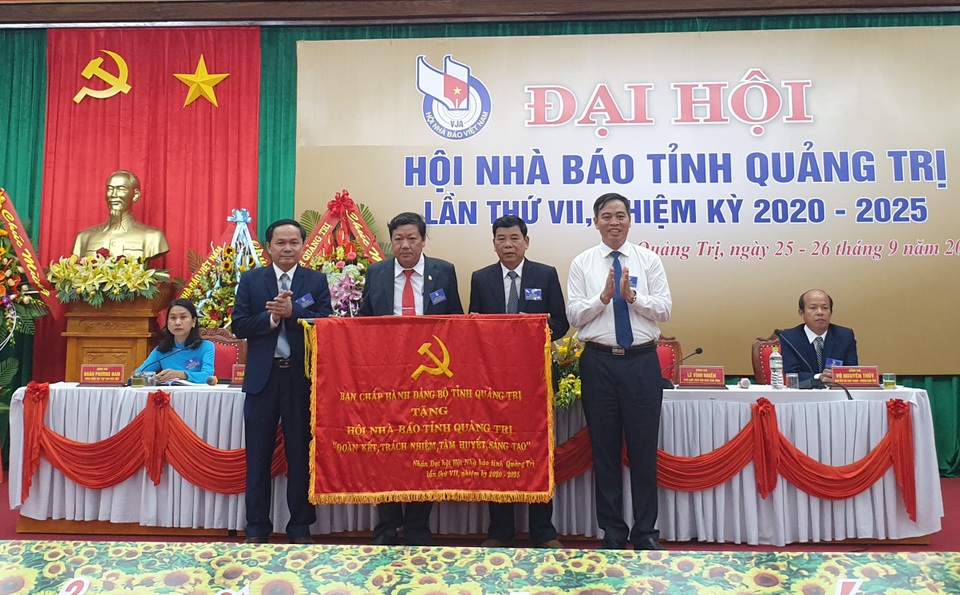 Xây dựng đội ngũ người làm báo mạnh, bản lĩnh chính trị vững vàng - 2 Xây dựng đội ngũ người làm báo mạnh, bản lĩnh chính trị vững vàng - 2