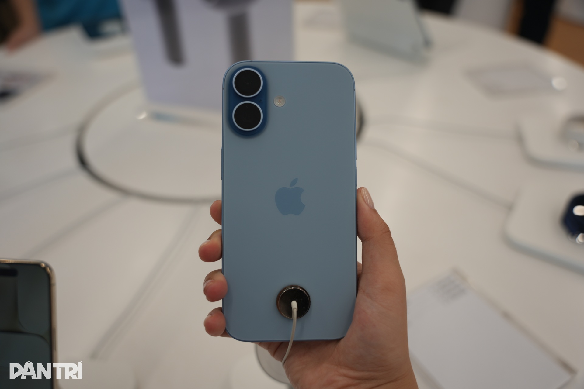 Tưởng nhiều người chê, iPhone cam vũ trụ cháy hàng trong ngày đầu mở bán - 11 Tưởng nhiều người chê, iPhone cam vũ trụ cháy hàng trong ngày đầu mở bán - 11