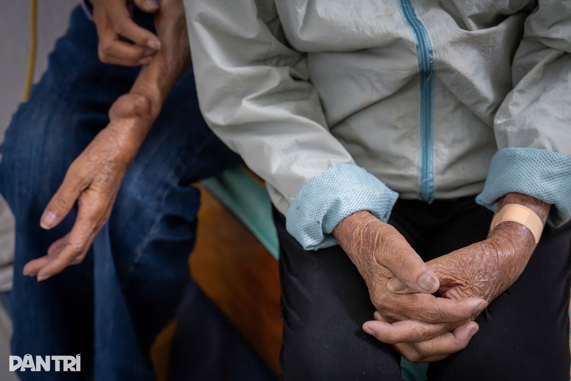 ជីវិតមនុស្សតស៊ូនឹងភាពត្រជាក់នីមួយៗក្នុងតំបន់លាងឈាមទីក្រុងហាណូយ - ១១ Những phận người chật vật theo từng đợt rét tại xóm chạy thận Hà Nội - 11