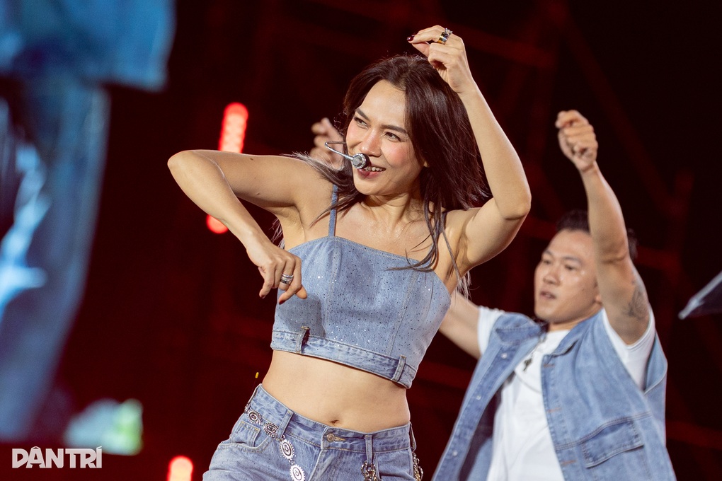 ຮວາ ມິນຊີ ໄດ້ເຊຍ ມິ ຕາມ ຢ່າງກະຕືລືລົ້ນ ແຕ່ໄດ້ຂໍໃຫ້ອອກເດີນທາງກ່ອນເວລາ ເພື່ອ... ໄປຮັບລູກຂອງນາງ - 3 Hòa Minzy cổ vũ Mỹ Tâm nhiệt tình nhưng xin về sớm để... đón con - 3