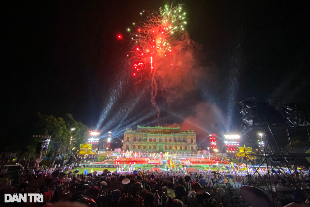 Tình nguyện viên dầm mưa phục vụ lễ khai mạc Festival Huế 2024 - 3