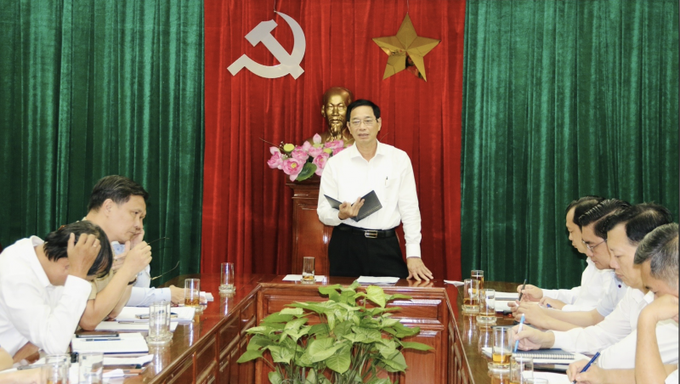 Ông Võ Văn Phi, Phó Chủ tịch UBND tỉnh Đồng Nai điều hành cuộc họp thực hiện di dời lồng, bè nuôi cá, để phục vụ dự án xây cầu Thống Nhất.