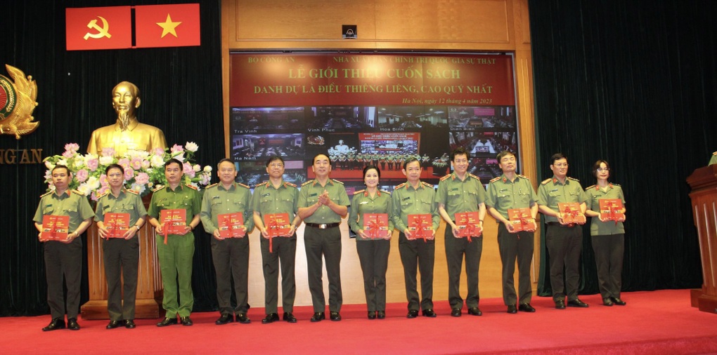 Ra mắt cuốn sách Danh dự là điều thiêng liêng, cao quý nhất - 3 Ra mắt cuốn sách Danh dự là điều thiêng liêng, cao quý nhất - 3