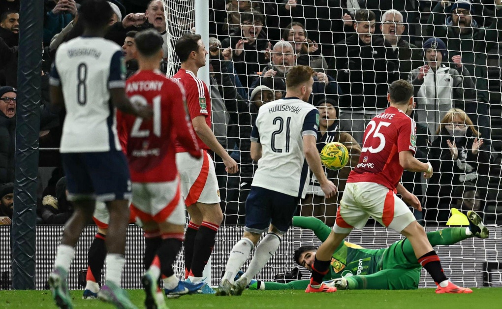 Hai thủ môn tấu hài, Tottenham thắng 4-3 trước Man Utd - 2