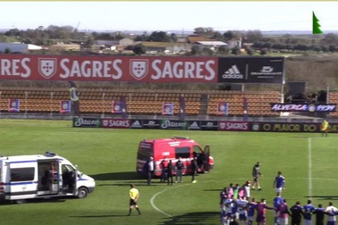 Đang thi đấu, cầu thủ bất ngờ đổ gục xuống sân