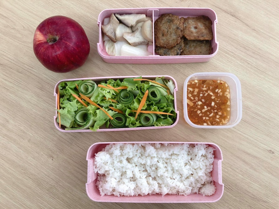 Cô nàng công sở khoe hộp cơm mang đi làm trong một tuần không trùng món - 1 Cô nàng công sở khoe hộp cơm mang đi làm trong một tuần không trùng món - 1