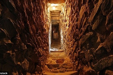 Hầm ngục 2.300 tuổi ngập đầy tử khí