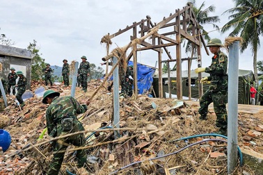 Bộ đội thực hiện “chiến dịch Quang Trung” xây lại nhà dân từ đống đổ nát