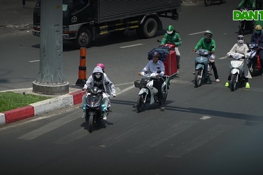 Người dân TPHCM mệt mỏi vì nắng nóng bất thường sau Tết