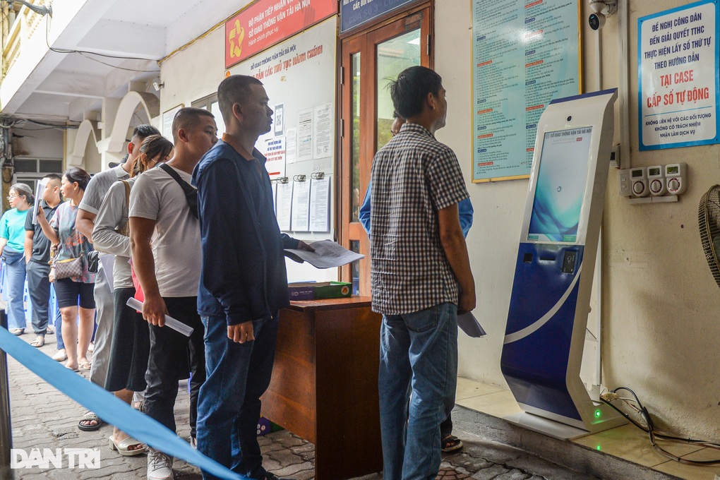 Nguyên nhân khiến người dân xếp hàng rồng rắn đổi giấy phép lái xe ở Hà Nội - 2 Nguyên nhân khiến người dân xếp hàng rồng rắn đổi giấy phép lái xe ở Hà Nội - 2