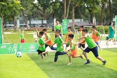 Ca sĩ Khánh Linh: “Chỉ cần con biết quan tâm đến người khác”