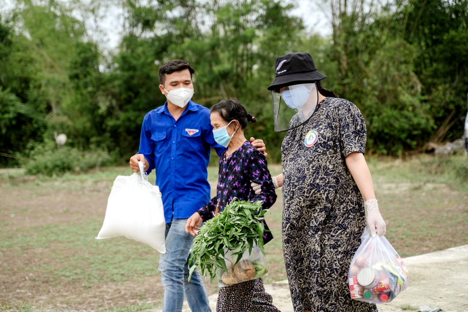 “Phiên chợ 0 đồng” hỗ trợ các hộ khó khăn do Covid-19 - 6