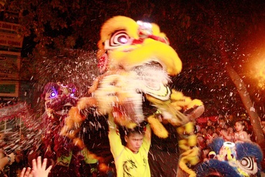 Hàng nghìn người đổ ra đường xem múa lân, đường phố kẹt cứng