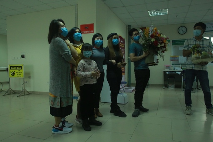 Hà Nội: Những hình ảnh 30 công nhân trở về từ Vũ Hán vừa được xuất viện - Ảnh 8. Hà Nội: Những hình ảnh 30 công nhân trở về từ Vũ Hán vừa được xuất viện - Ảnh 8.