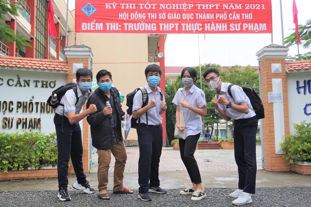 Thí sinh nhận định đề thi tiếng Anh dễ, làm được 90% bài thi - 3 Thí sinh nhận định đề thi tiếng Anh dễ, làm được 90% bài thi - 3