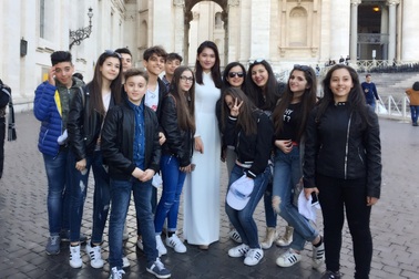 Sau hội ngộ Cristiano Ronaldo, Á hậu Thùy Dung lại tỏa sáng giữa Vatican