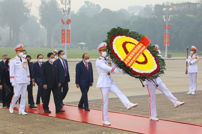 Vòng hoa ghi dòng chữ: Đời đời nhớ ơn Chủ tịch Hồ Chí Minh vĩ đại.