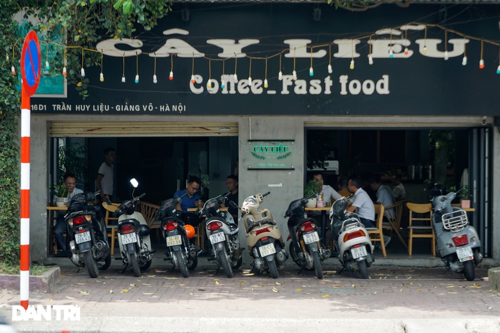 Hàng loạt quán cà phê mở cửa trở lại sau khi TP Hà Nội nới lỏng lệnh cấm - 9 Hàng loạt quán cà phê mở cửa trở lại sau khi TP Hà Nội nới lỏng lệnh cấm - 9