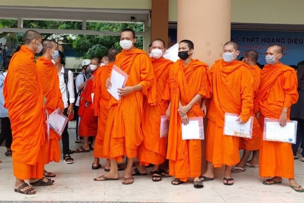 Hàng nghìn suất ăn miễn phí tiếp sức thí sinh Tây Đô vượt vũ môn - 11 Hàng nghìn suất ăn miễn phí tiếp sức thí sinh Tây Đô vượt vũ môn - 11