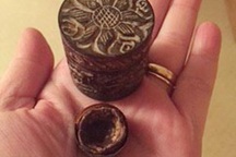 Sau 33 năm, người vợ vẫn giữ chocolate chồng tặng vào lễ tình nhân đầu tiên