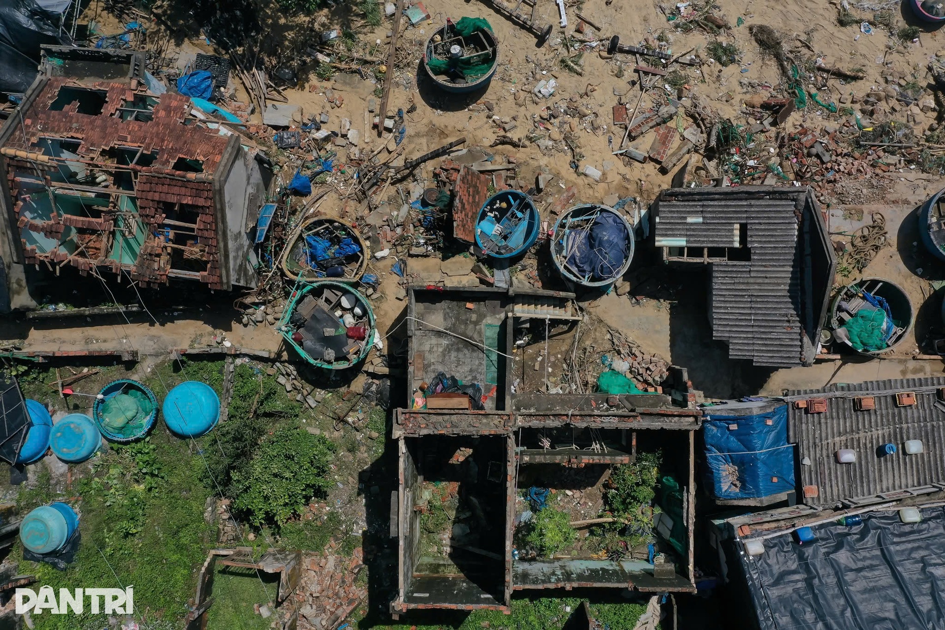 Trở về sau bão, người mẹ miền Trung khóc hết nước mắt vì nhà không còn - 6