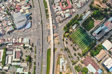 Thu nhập giảm vì đại dịch, người dân "hụt hơi" trước đà tăng của giá nhà