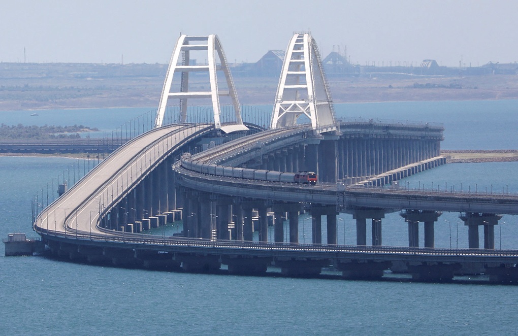 Báo Anh nói tình báo Ukraine muốn phá hủy cầu Crimea - 1 Báo Anh nói tình báo Ukraine muốn phá hủy cầu Crimea - 1