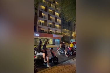 Người phụ nữ ném đồ từ khách sạn xuống đường ở trung tâm TPHCM