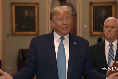 Ông Trump chưa xét nghiệm dù tiếp xúc với nghị sĩ bị cách ly vì Covid-19