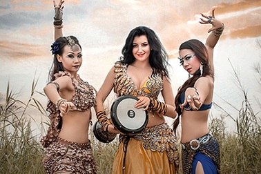 Ngỡ ngàng vũ khúc bellydance tuyệt đẹp giữa cánh đồng lau