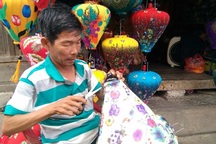 Giữa dịch corona, nghề đèn lồng 400 năm vẫn tấp nập phố Hội