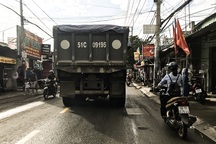 Con đường "đau khổ" tại TP.HCM: Lãnh đạo huyện chỉ đạo xử lý xe quá tải!