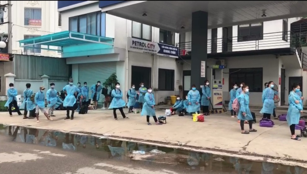 Thêm 1.000 công nhân được đưa ra khỏi tâm dịch Núi Hiểu - 3 Thêm 1.000 công nhân được đưa ra khỏi tâm dịch Núi Hiểu - 3