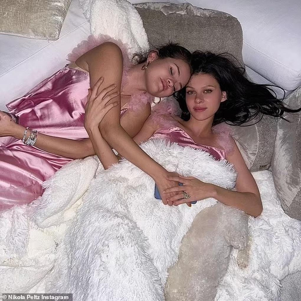 Vì sao Selena bị chỉ trích khi chơi với vợ chồng cậu cả Brooklyn Beckham? - 3 Vì sao Selena bị chỉ trích khi chơi với vợ chồng cậu cả Brooklyn Beckham? - 3