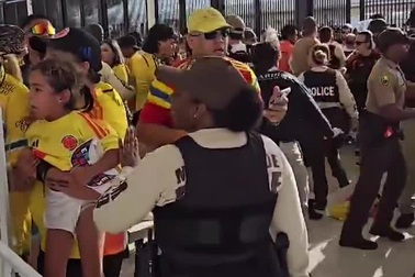 Cảnh tượng hỗn loạn khiến trận chung kết Copa America bị hoãn