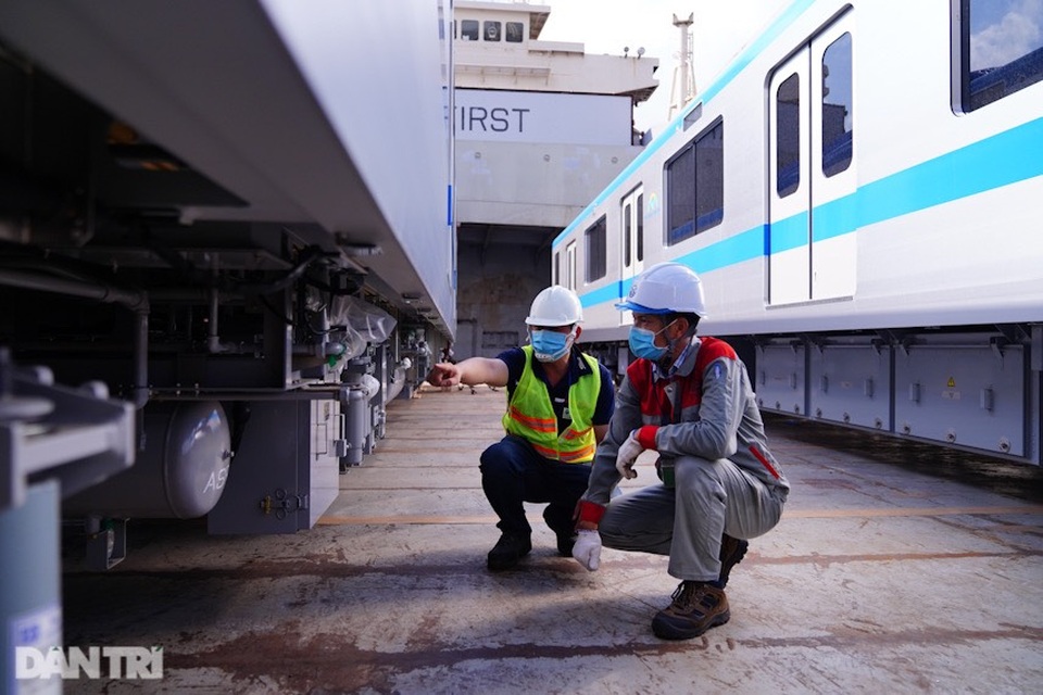 Lộ diện hai đoàn tàu của tuyến Metro số 1 trị giá 2 tỷ đô cập cảng TPHCM - 10 Lộ diện hai đoàn tàu của tuyến Metro số 1 trị giá 2 tỷ đô cập cảng TPHCM - 10