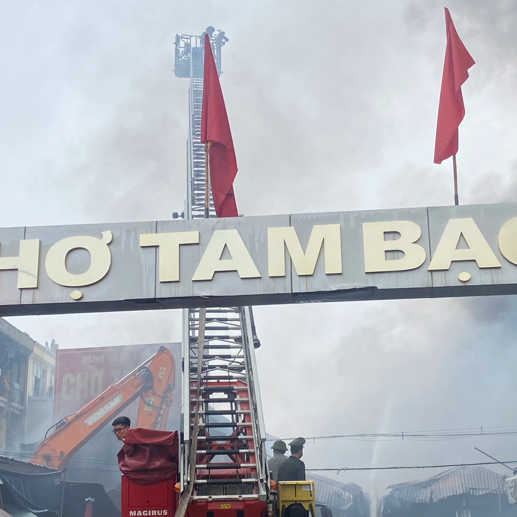 Hàng trăm người tham gia dập tắt vụ cháy tại chợ Tam Bạc - 4 Hàng trăm người tham gia dập tắt vụ cháy tại chợ Tam Bạc - 4