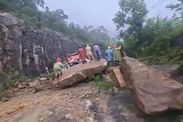 Hiện trường đá đè xe khách ở Khánh Hòa khiến 6 người tử vong