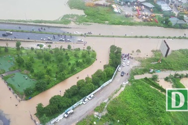 Hà Nội: Ô tô, xe máy "chết đứng" nhìn nước ngập