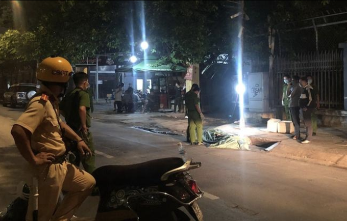 TP.HCM: Nửa đêm phát hiện thi thể quấn trong bao tải trước quán cà phê, nghi bị giết - Ảnh 1. TP.HCM: Nửa đêm phát hiện thi thể quấn trong bao tải trước quán cà phê, nghi bị giết - Ảnh 1.